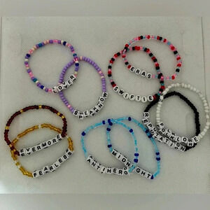 SET: Girls beaded bracelets. Taylor Swift on each bracelet. 11 bracelets.​
